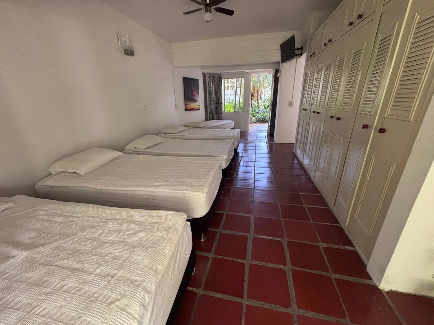 Room with several beds at El Refugio