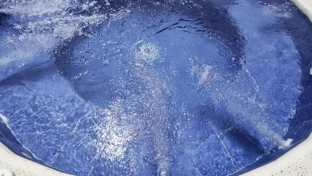 Agua en movimiento en el jacuzzi de El Refugio