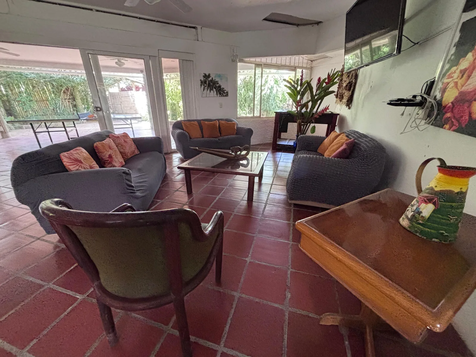 Salas de estar con sofás en el salón de El Refugio