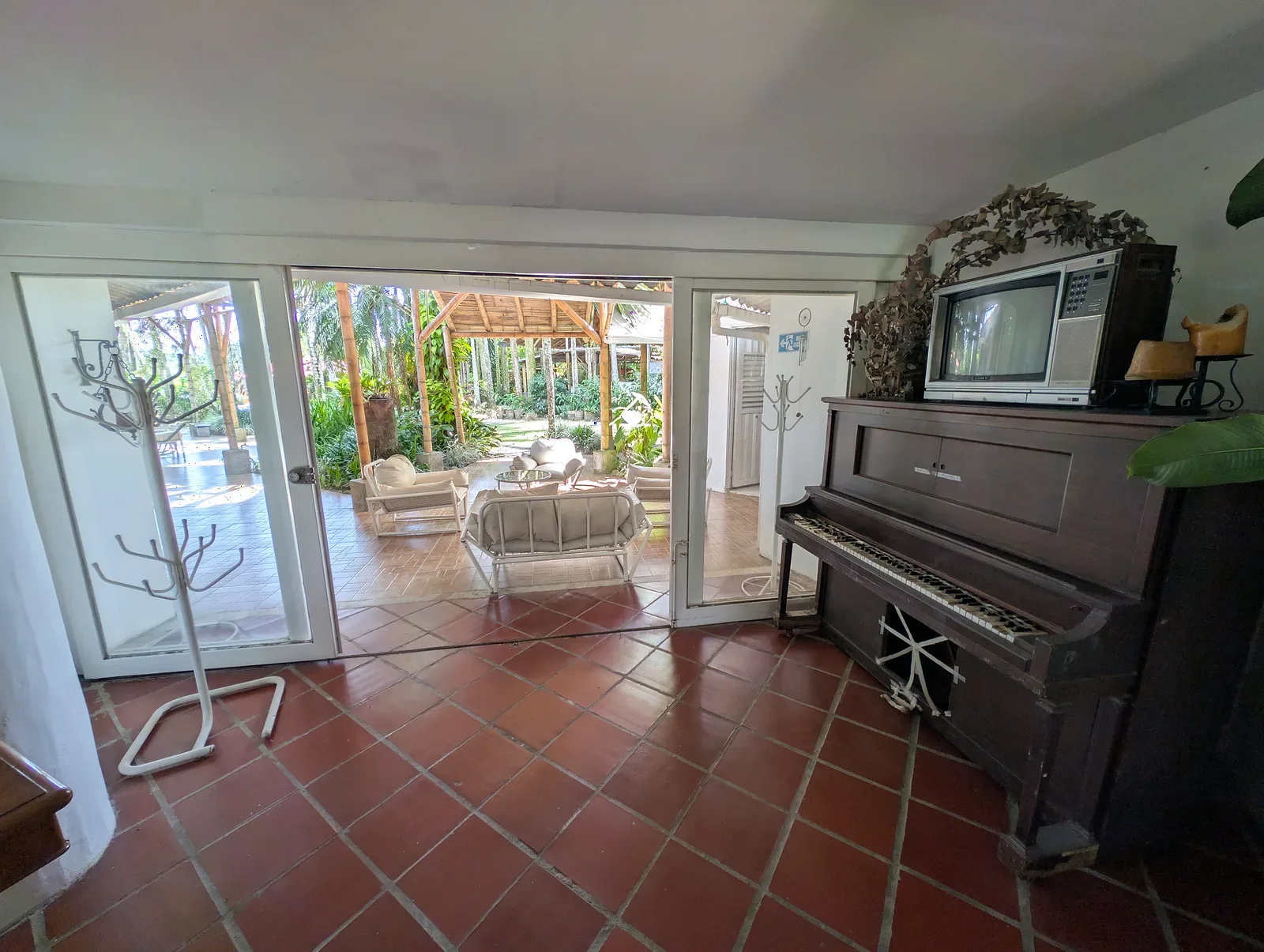 Piano junto a los ventanales del salón de El Refugio