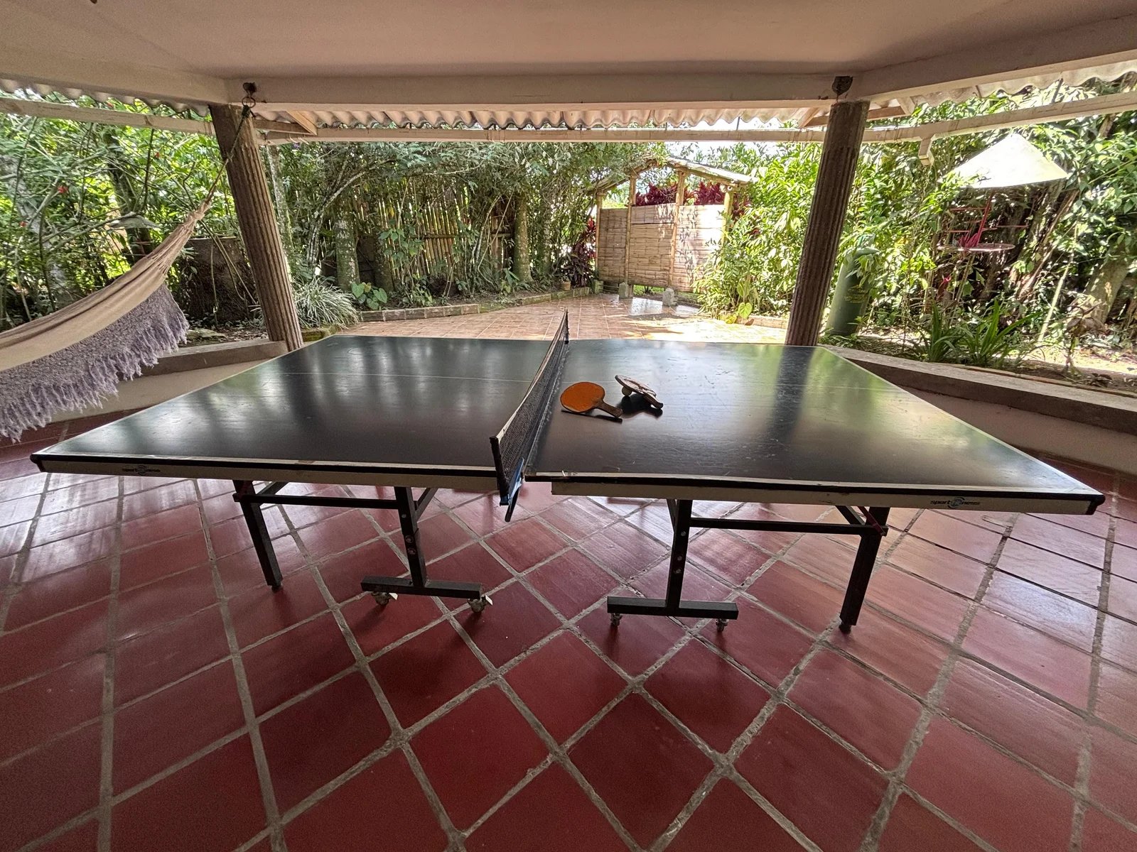 Mesa de ping-pong en la zona social cubierta de El Refugio